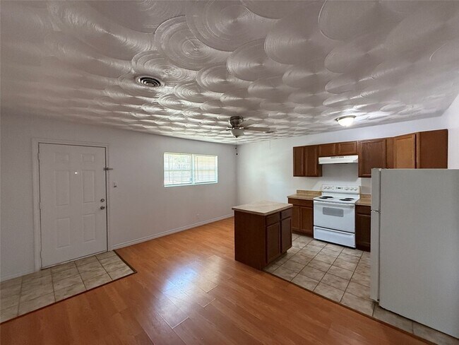 Building Photo - 211 Skyway Dr