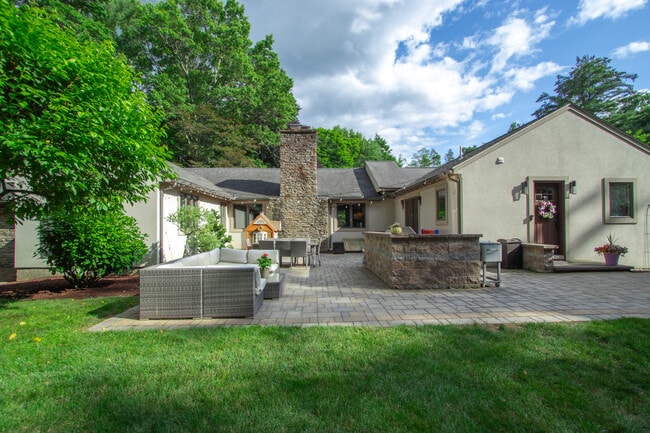 Building Photo - 22 Allen St