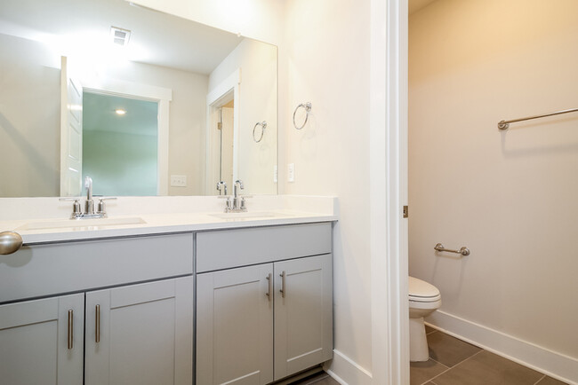 Building Photo - Townhome in Simpsonville!