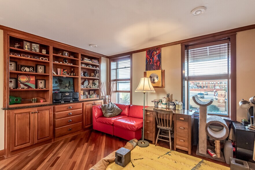 Building Photo - 111 E Cherry St