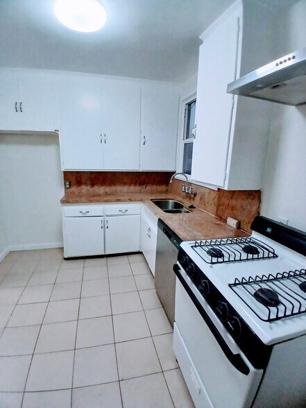 Kitchen - 10636 Louise Ave