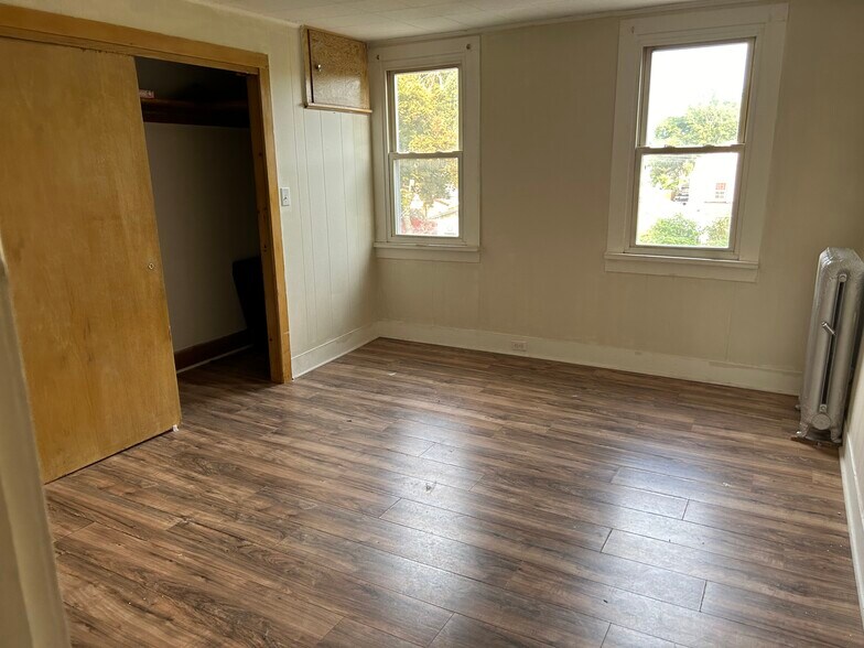 Upstairs Bedroom 1 Very Large - 121 Morris Ave