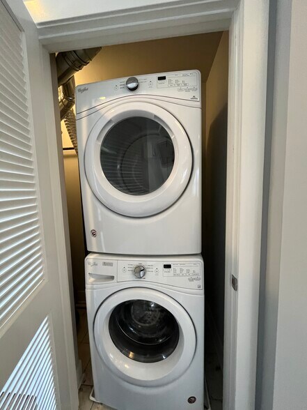 Building Photo - 1752 W Summerdale Ave