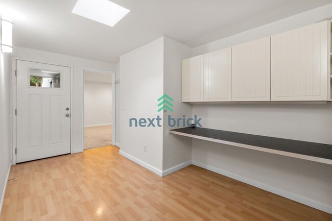 Building Photo - 2 BED & 1.75 BATH FOR RENT