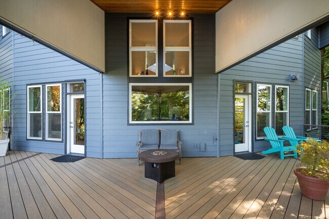 Building Photo - Sleek, spacious 3-bdrm/2.5-bath contemporary in SW Hills. Office, wine cellar, views, near Washin...