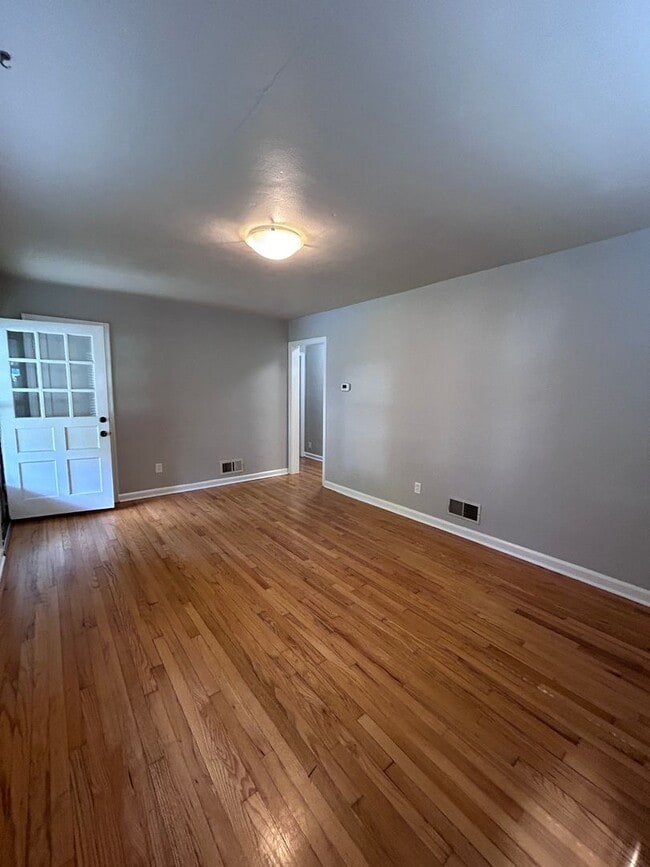 Building Photo - Adorable 2 BR home - Convenient to all thi...