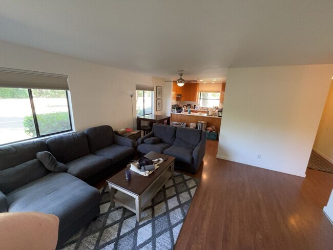 Building Photo - 3 bedroom North Davis townhome available f...