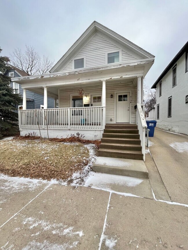 Building Photo - 815 W 11th St