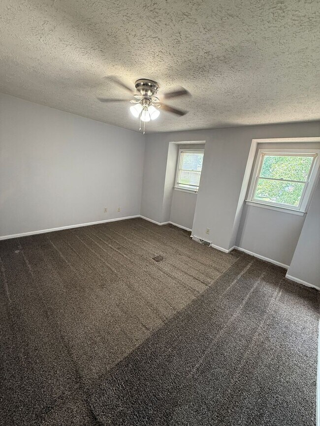 Building Photo - 2 Bedroom- 1 1/2 bathroom- Townhouse Apartment in West Rome