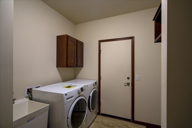 Building Photo - 525 Dragon Willow Ln