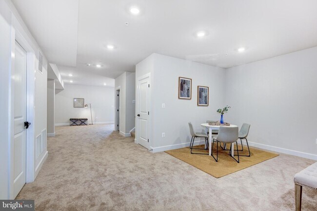 Building Photo - 6547 Clubhouse Dr