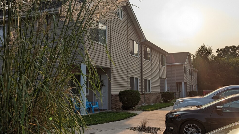 Building Photo - 2401 Stadium Pl