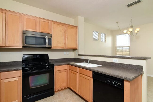 Building Photo - Beautiful Condo in Folsom Next to Greenbelt!