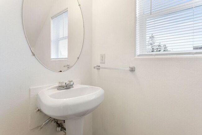 Building Photo - Large 3 bedroom 2.5 Bath Home available so...