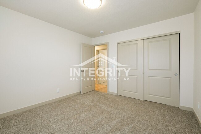 Building Photo - 6475 W Kingsley Ave
