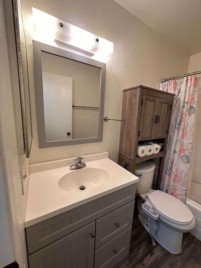 Building Photo - Bottom floor unit close to airport