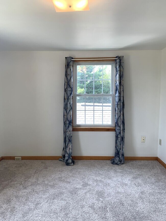 Building Photo - 5065 Buchanan Trail E