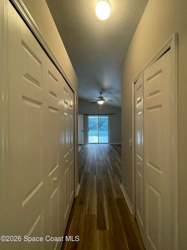 Building Photo - 2071 12 Oaks Dr SE
