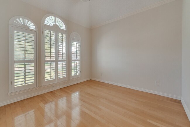 Building Photo - Beautiful 3-2 on unbelievable corner lot w...