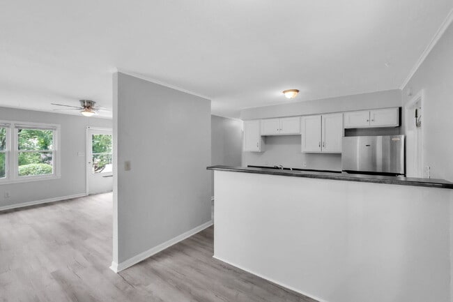 Building Photo - Newly renovated 2 BR / 1 BA Duplex in hear...
