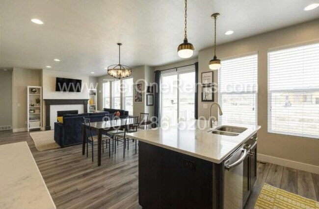 Building Photo - NO DEPOSIT option available for qualified ...
