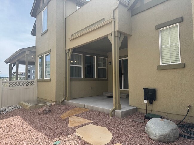 Building Photo - Living by the Lake! 3 bed, 2.5 bath, 3 car...