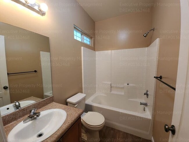 Building Photo - Charming 3 bedroom, 2 bathroom home locate...