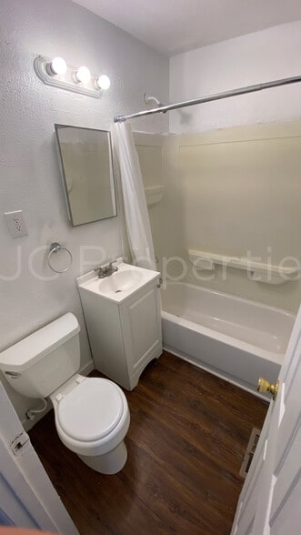 Bathroom - 4406 Waymire Ave