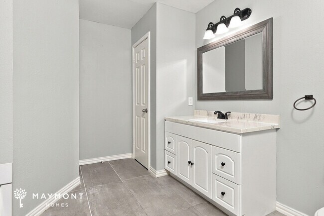 Building Photo - Spacious Home in San Antonio, TX
