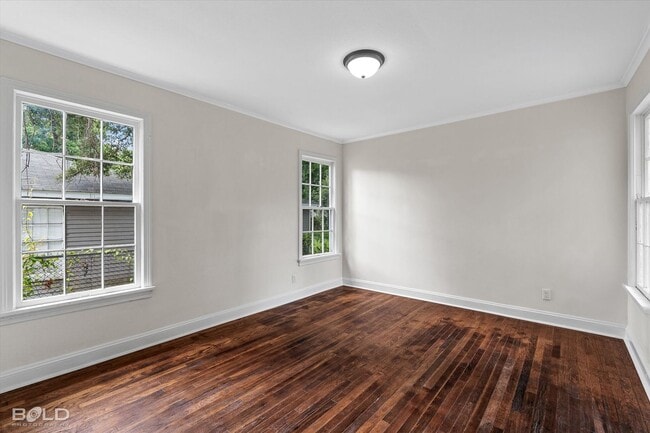 Building Photo - Remodeled...Ready for tenant!!!