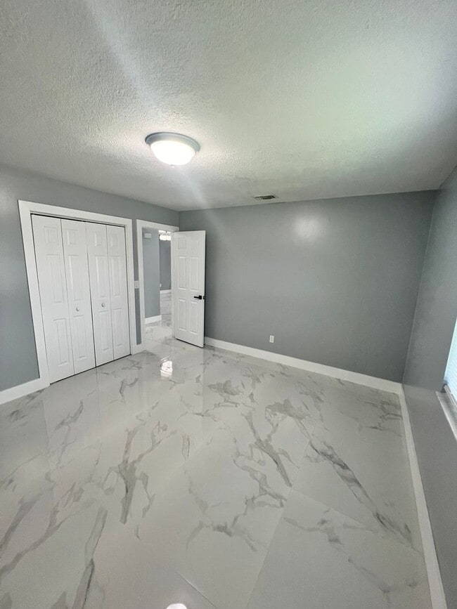 Building Photo - NEWLY RENOVATED 3 BEDROOM 2 BATH HOME- TIL...