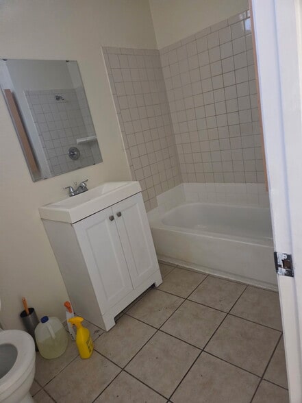 Building Photo - 1940 S New England St