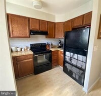 Building Photo - Welcome to this well-maintained top-floor condominium