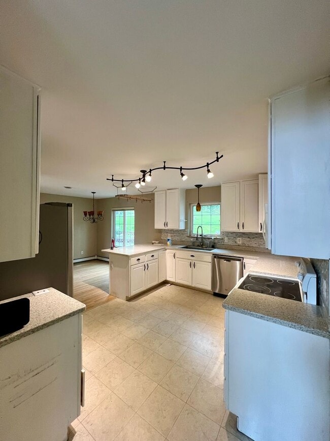 Building Photo - Spacious 3BR/2.5BA Fairbanks Home – Garage...