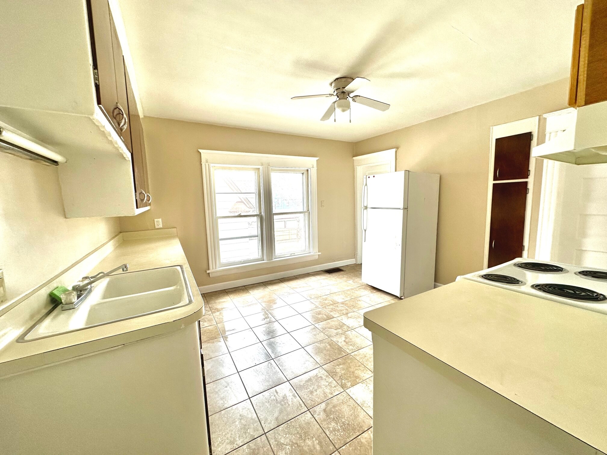 large eat in kitchen - 1521 Boyd Ave