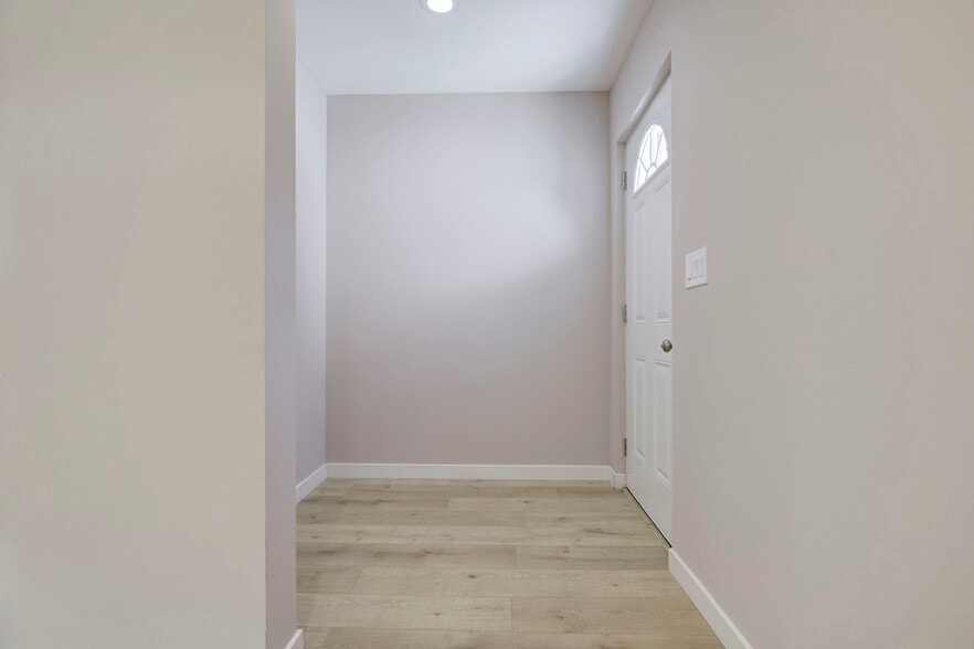 Building Photo - 15557 Wyandotte St