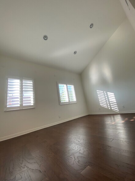 Building Photo - 5200 White Oak Ave