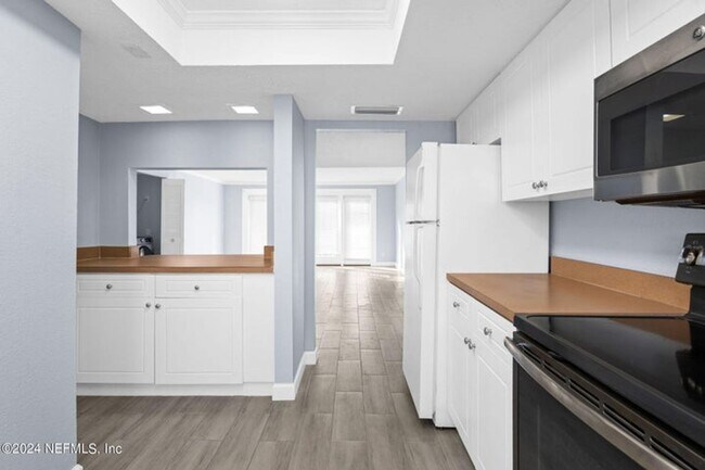 Building Photo - 3870 Mission Dr