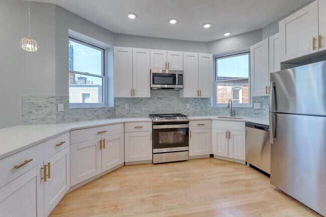 Building Photo - 618 14th St