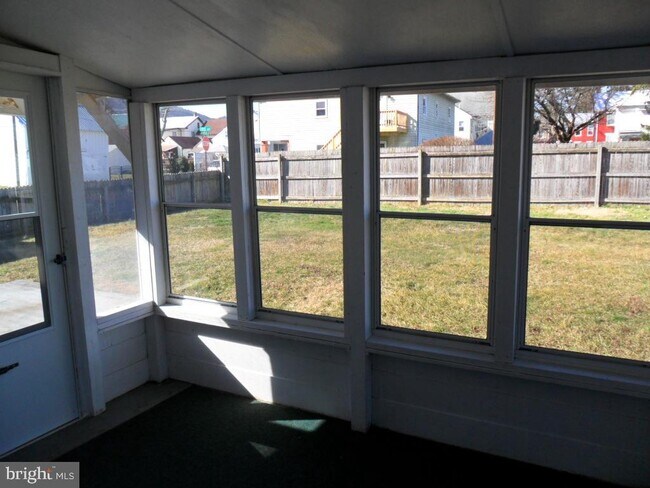 Building Photo - 301 Tichy Dr