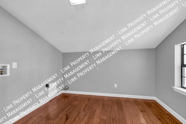 Building Photo - SPECIAL Half off January!  Spacious, Renov...