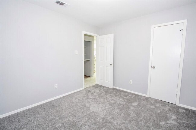 Building Photo - 32 E Bigelow Oak Ct