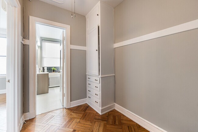 Building Photo - 2000 N Lincoln Park W