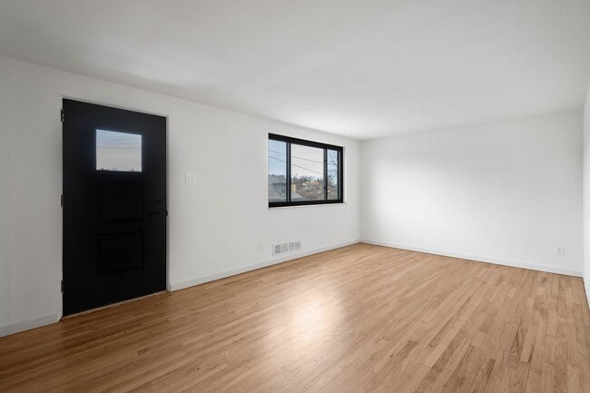 Building Photo - Ready for move in! Check out this RENOVATED 3 bedroom in BROOKLINE! UNBEATABLE LOCATION!