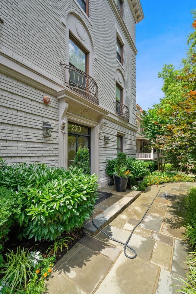 Building Photo - One month free rent with a lease start dat...