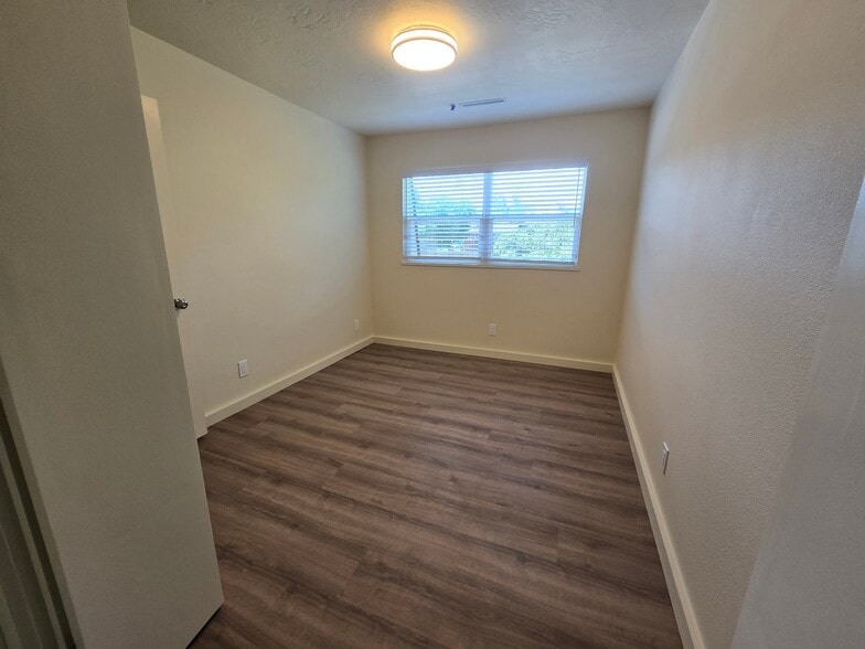 Building Photo - 405 N 16th Ave