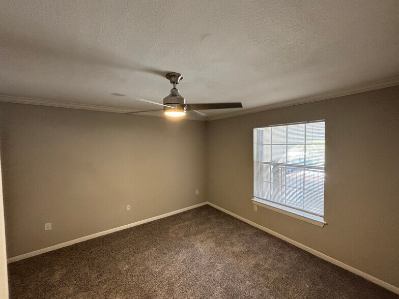 Building Photo - 1011 Wonder World Dr