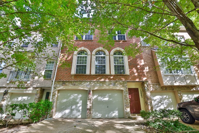 Building Photo - AFFORDABLE and SPACIOUS 3br Townhouse by P...