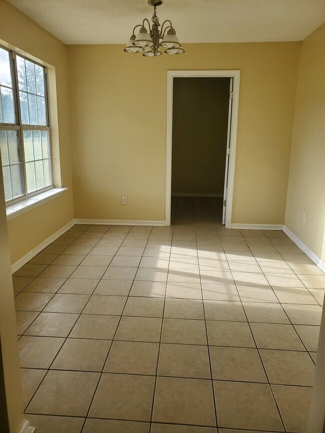 Building Photo - 709 Macey St