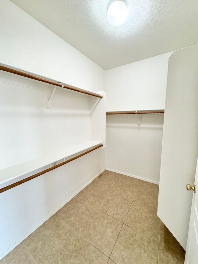 Building Photo - 4 Bedroom/2 Bath Single Level Home In Avondale! Golf Course Lot